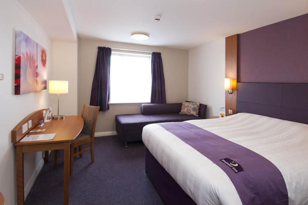 Premier Inn Falkirk Central Camelon Exterior foto